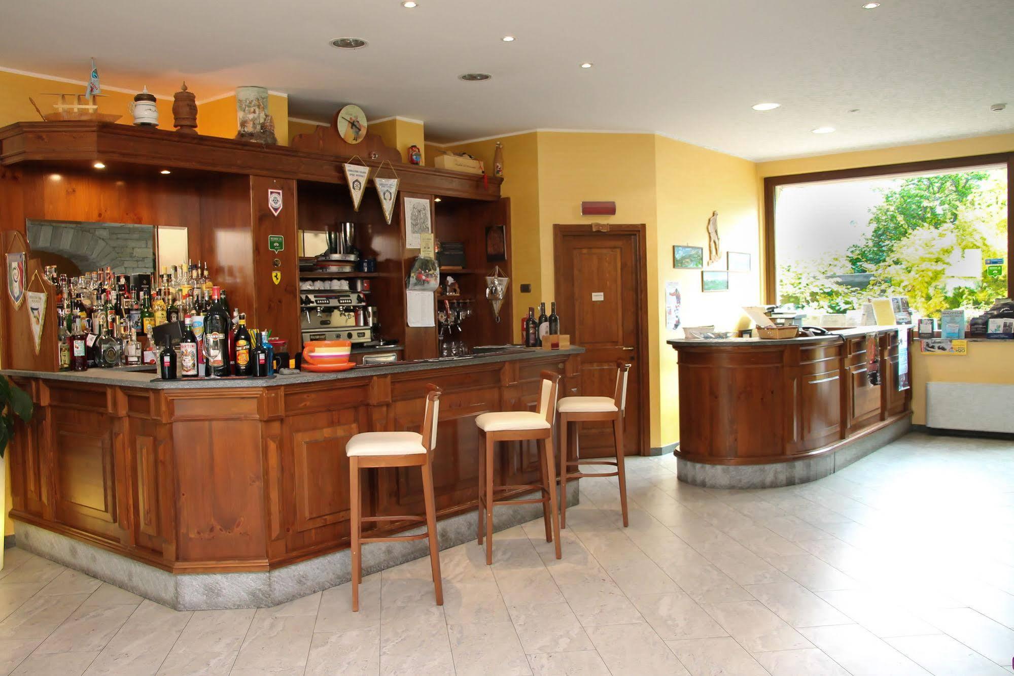 Crabun Hotel Pont-Saint-Martin Ngoại thất bức ảnh